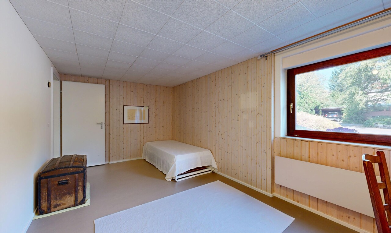 zimmer / schlafzimmer mit dated wood wall, holzwand, wood wall, inside property, und natürliches licht