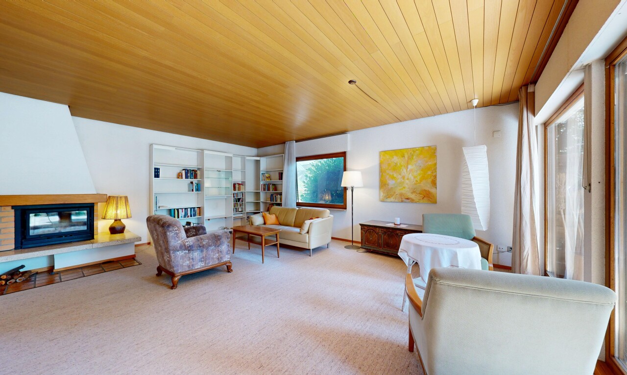 wohnzimmer mit eingebaute regale, kamin, holzdecke, wood ceiling, und teppich