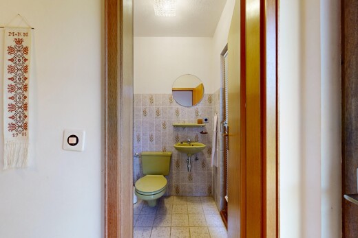 bad mit toilette, tile wall, fliesenwand, spiegel, und drywall