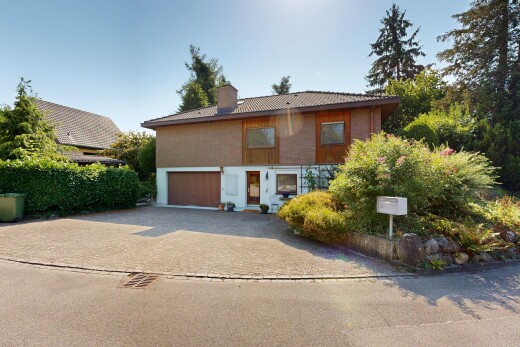 außenansicht mit property visible, schornstein, day time, auffahrt, und eingebaute garage