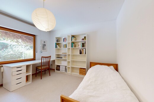 zimmer / schlafzimmer mit drywall, gipskartonwand, bürobereich, pendelleuchte, und carpet