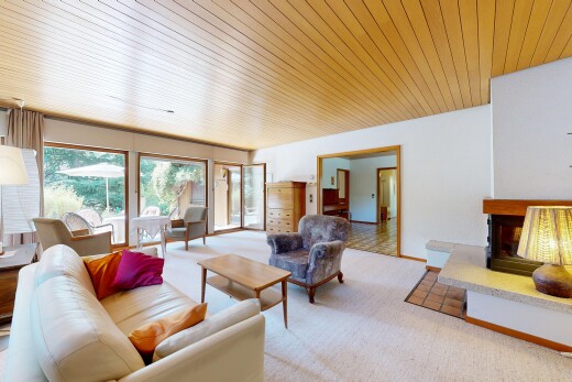 wohnzimmer mit wood ceiling, holzdecke, carpet, teppich, und drywall