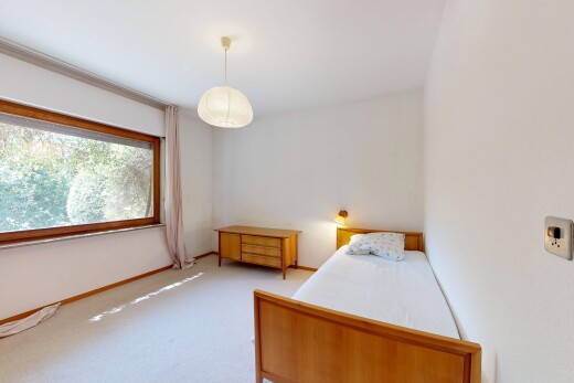 zimmer / schlafzimmer mit pendelleuchte, drywall, gipskartonwand, carpet, und teppich