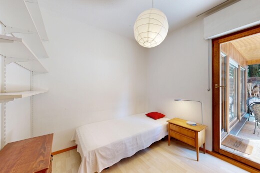 zimmer / schlafzimmer mit holzfußboden, wood finish floor, gipskartonwand, drywall, und pendelleuchte
