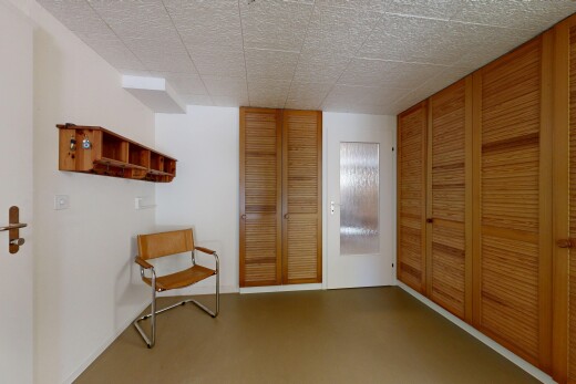 zimmer / schlafzimmer mit kleiderschrank, drywall, gipskartonwand, inside property, und tile ceiling