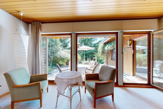 esszimmer mit wood ceiling, holzdecke, carpet, teppich, und high end ceiling