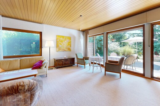 wohnzimmer mit wood ceiling, holzdecke, carpet, teppich, und high end ceiling