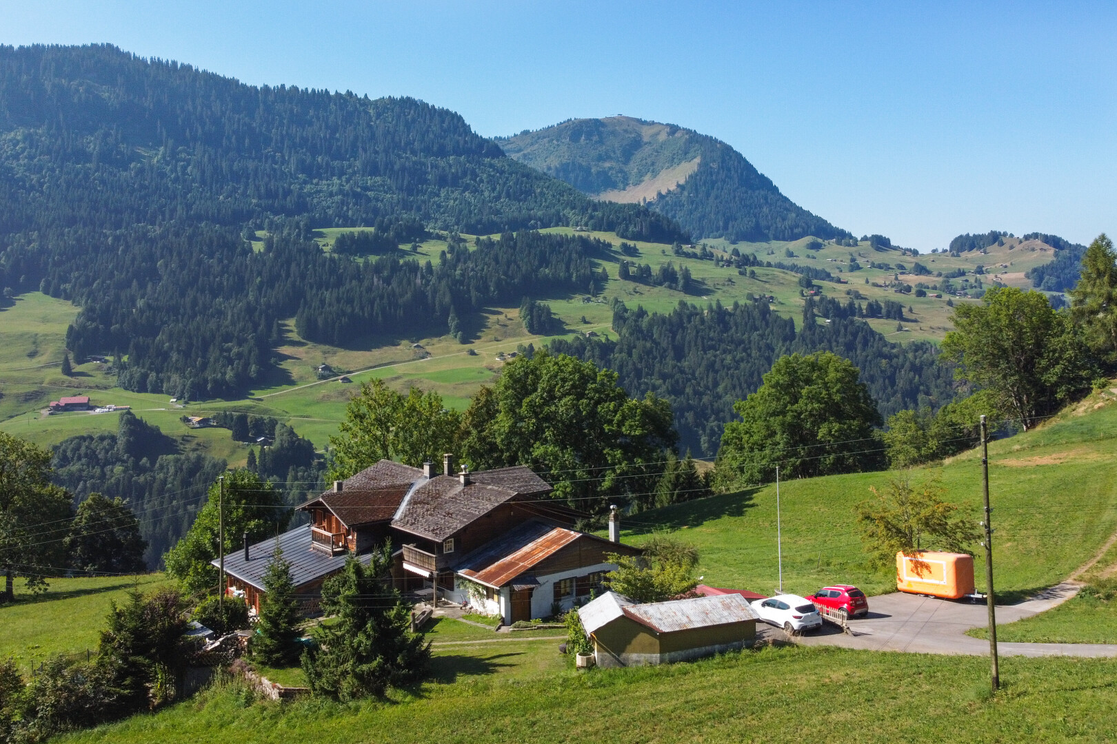 vue sur la montagne avec power lines view, mountain view, vue sur la montagne, day time, et rural view