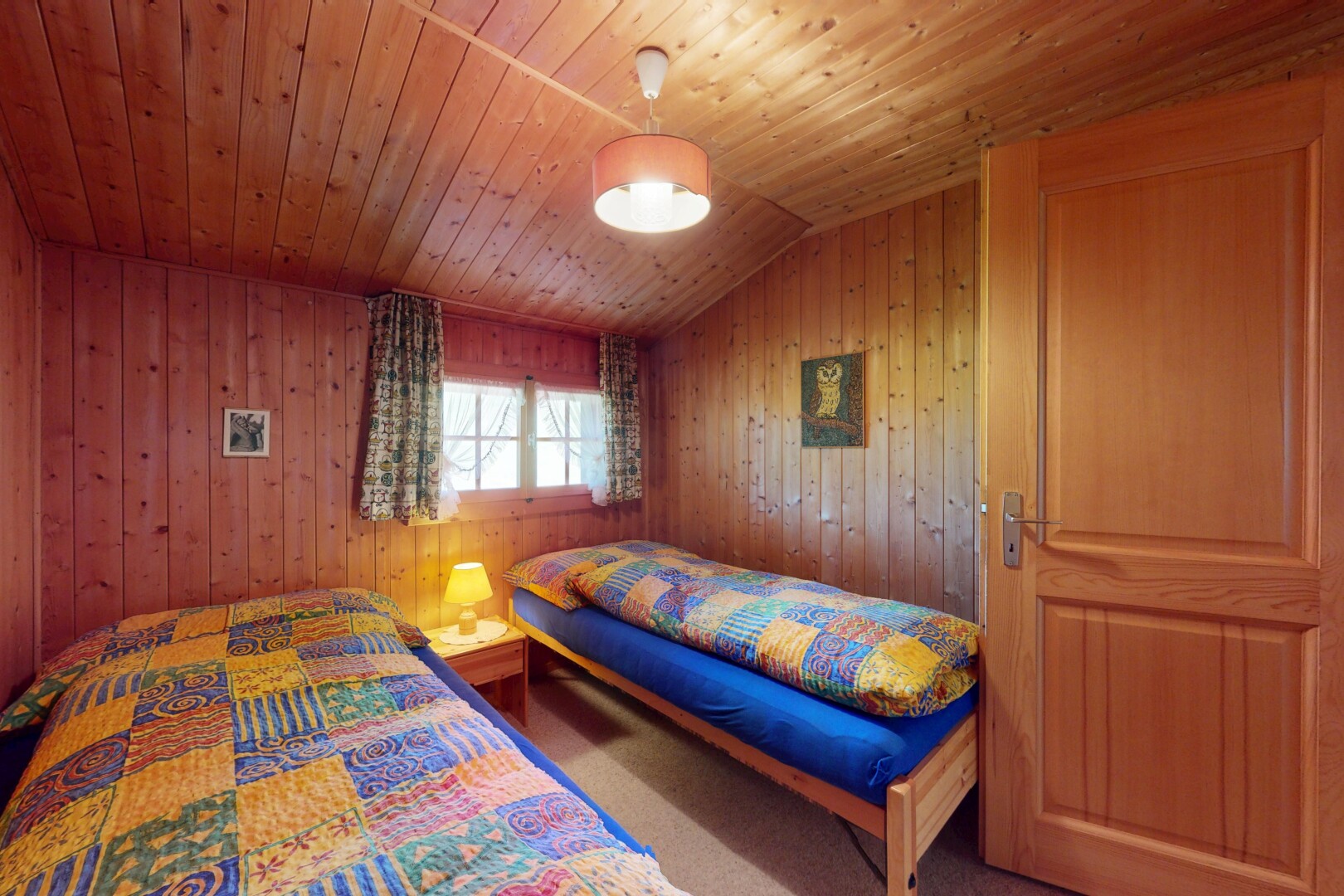 chambre avec lumière naturelle, natural light, inside property, plafond voûté, et vaulted ceiling