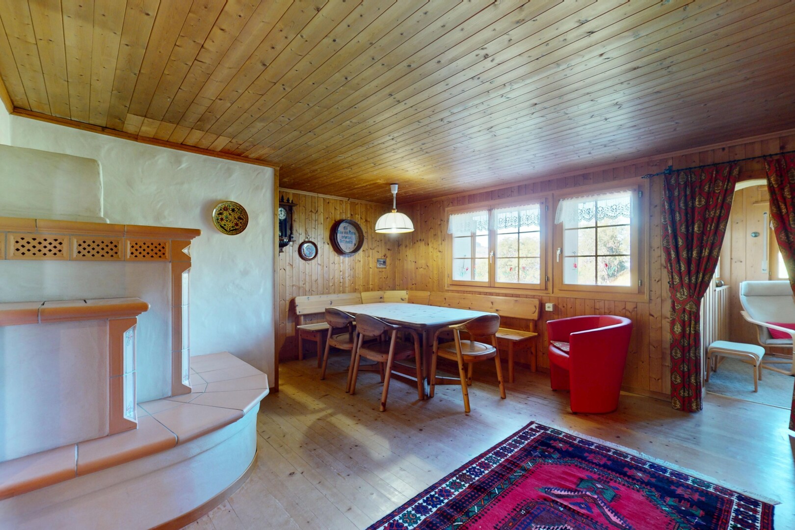 salle à manger avec natural light, lumière naturelle, inside property, wood finish floor, et sol en finition bois