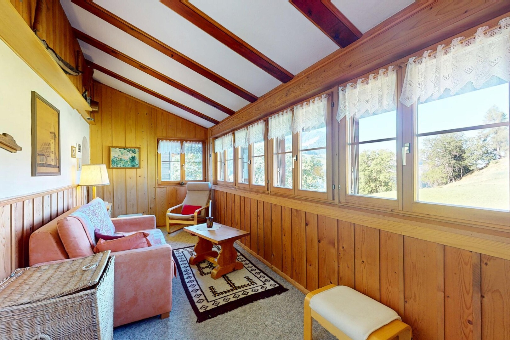 salon avec mur en bois, wood wall, plafond voûté, vaulted ceiling, et plafond à poutres
