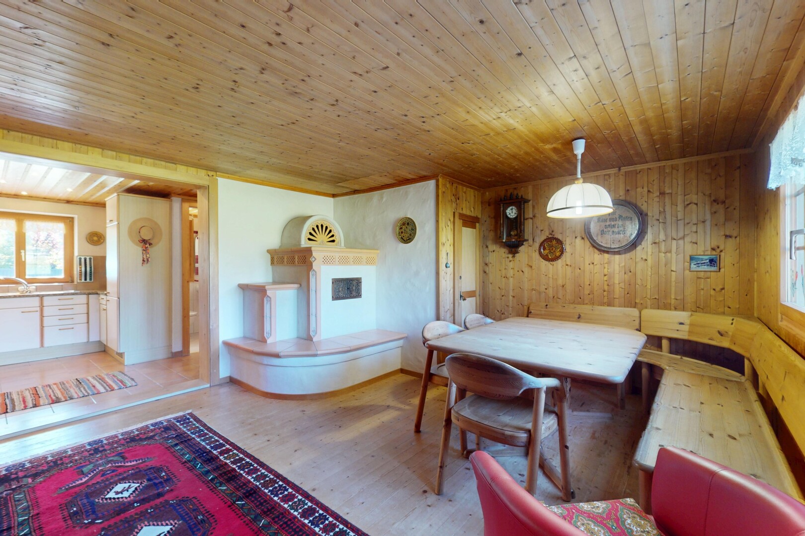 salon / salle à manger avec natural light, lumière naturelle, wood finish floor, sol en finition bois, et inside property