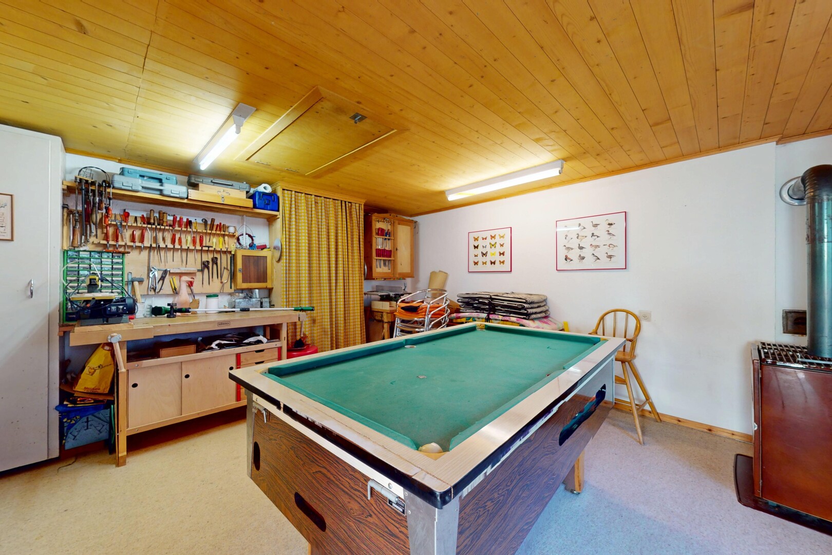 chambre avec inside property, billard, cloison sèche, drywall, et plinthes murales