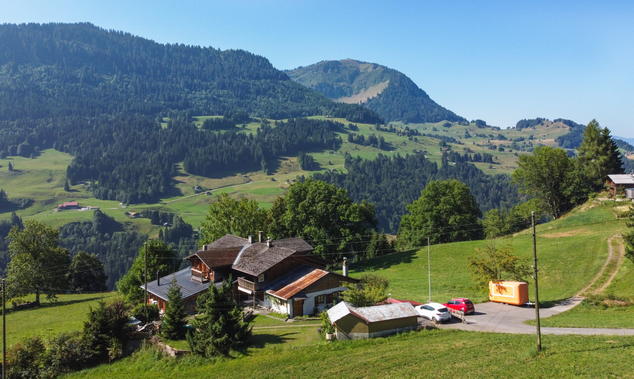 vue sur la montagne avec power lines view, mountain view, vue sur la montagne, day time, et rural view