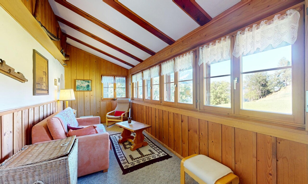 salon avec mur en bois, wood wall, plafond voûté, vaulted ceiling, et plafond à poutres