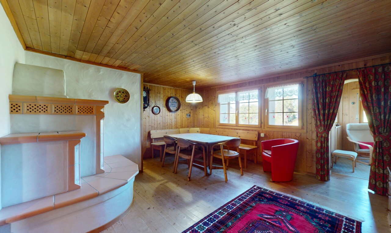 salle à manger avec natural light, lumière naturelle, inside property, wood finish floor, et sol en finition bois