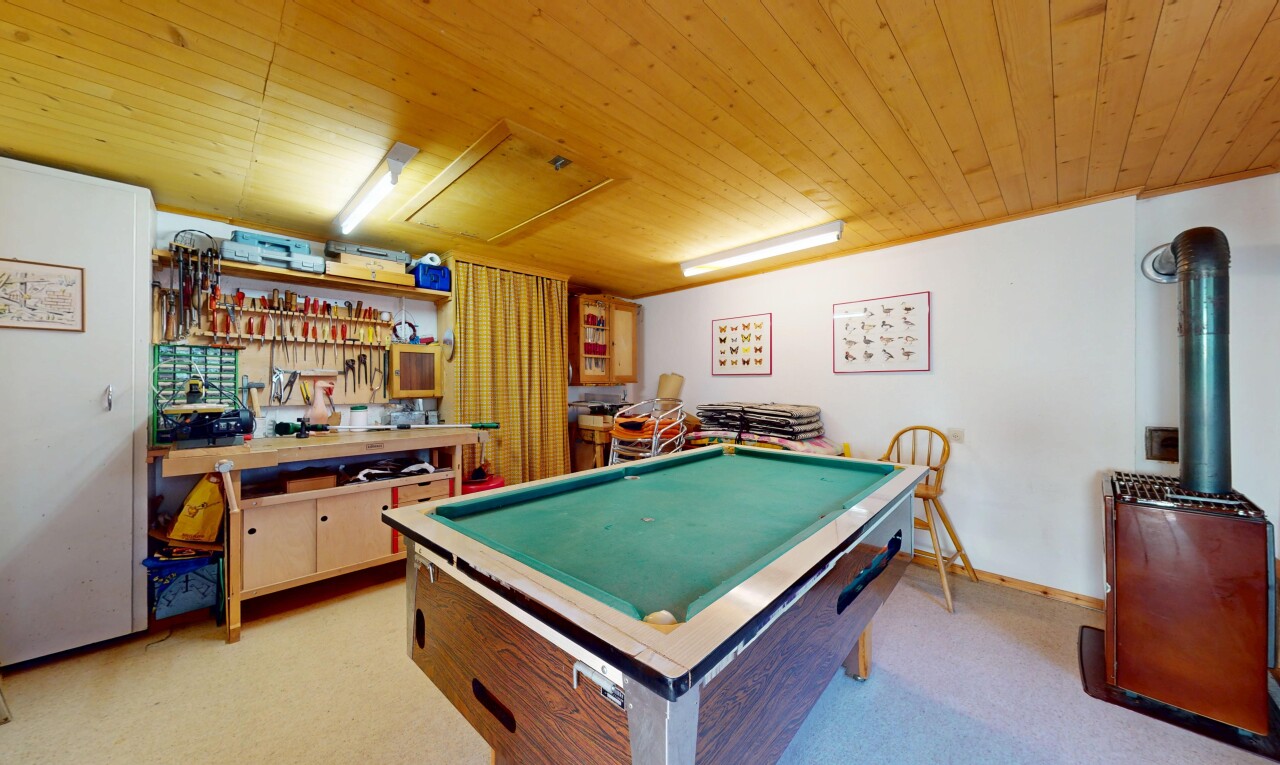chambre avec inside property, billard, cloison sèche, drywall, et plinthes murales