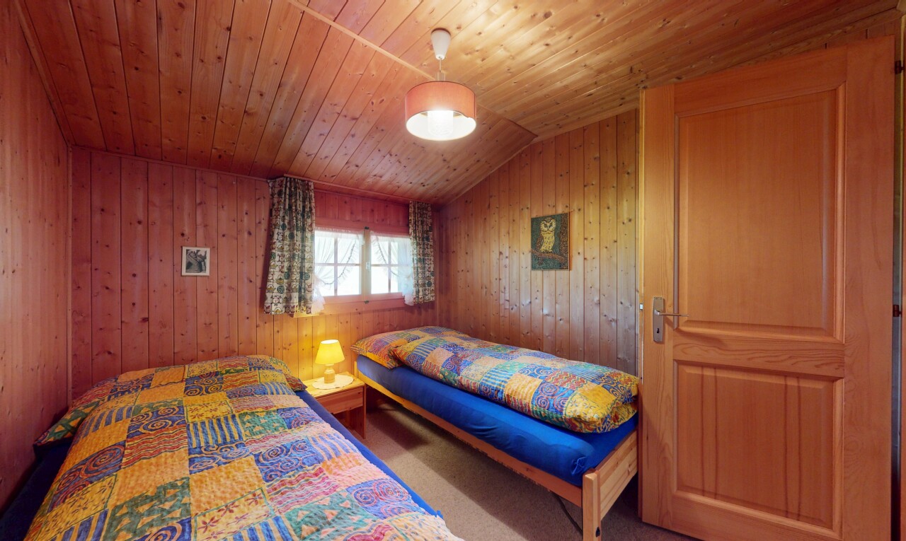 chambre avec lumière naturelle, natural light, inside property, plafond voûté, et vaulted ceiling