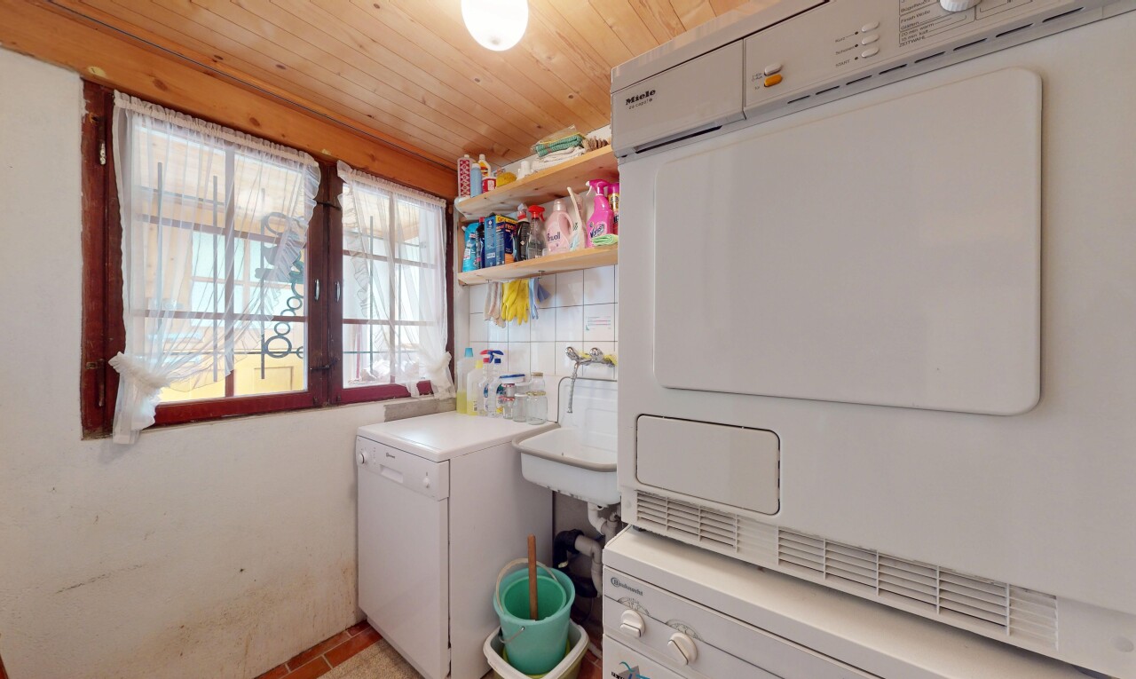 buanderie avec lumière naturelle, natural light, inside property, buanderie, et backsplash
