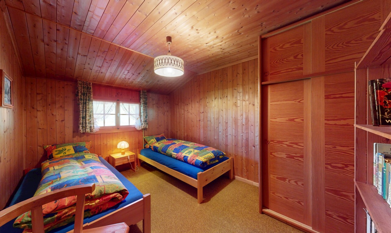 chambre avec natural light, lumière naturelle, inside property, carpet, et moquette