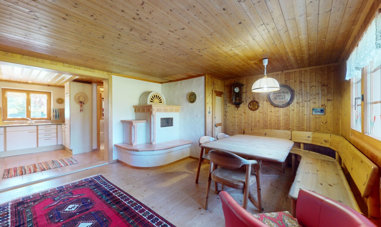 salon / salle à manger avec natural light, lumière naturelle, wood finish floor, sol en finition bois, et inside property