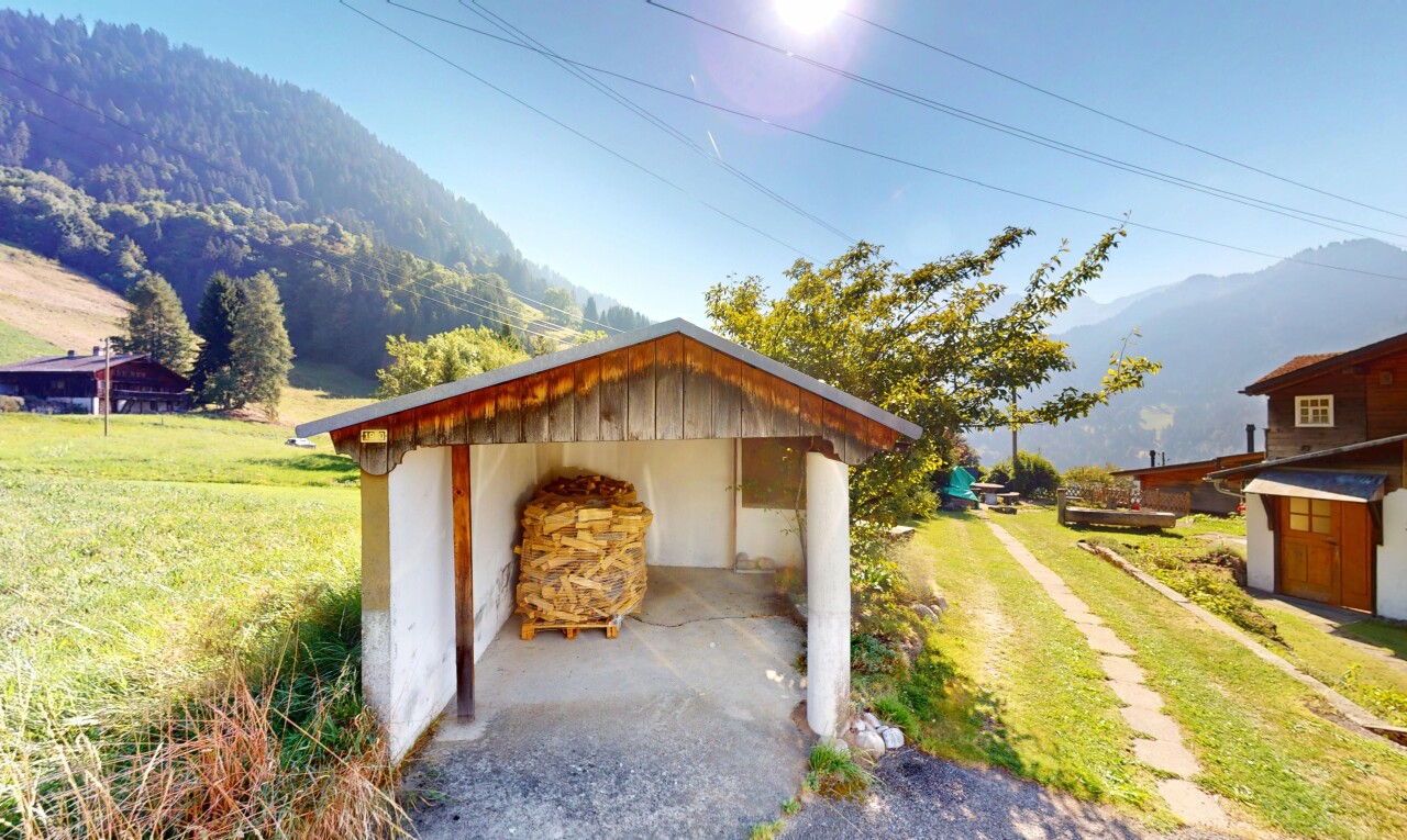 façade avec mountain view, vue sur la montagne, day time, pelouse, et bardage en stuc