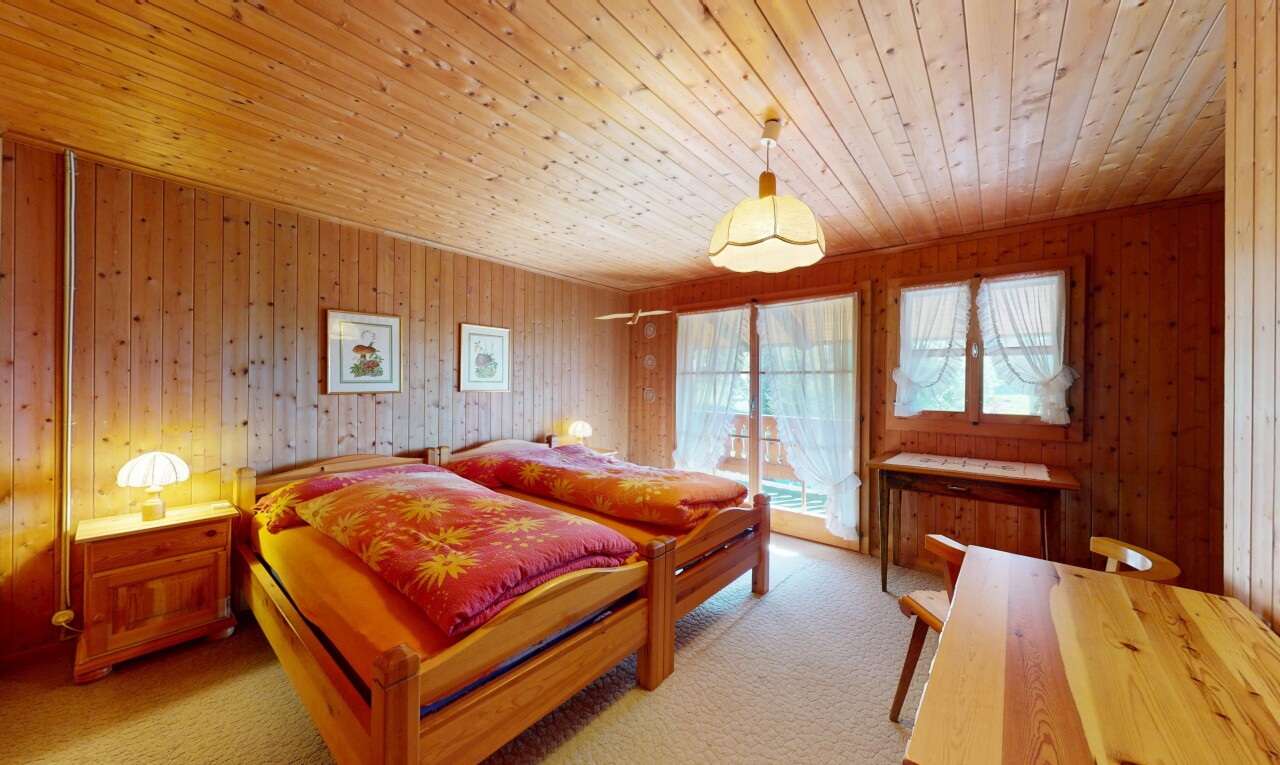 chambre avec lumière naturelle, natural light, inside property, accès à l'extérieur, et moquette