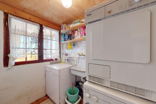 buanderie avec lumière naturelle, natural light, inside property, buanderie, et backsplash