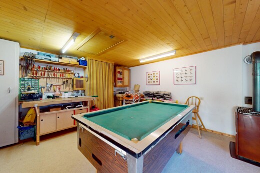 chambre avec inside property, billard, cloison sèche, drywall, et plinthes murales