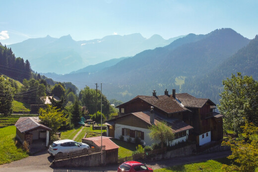 außenansicht mit property visible, day time, power lines view, schornstein, und blick auf die berge