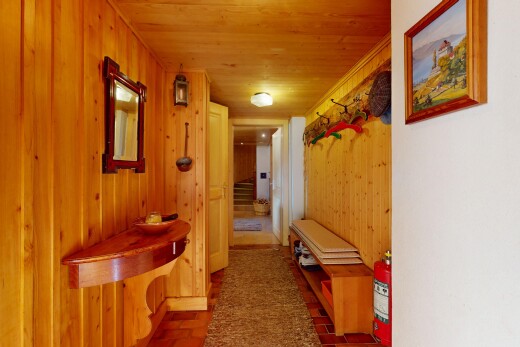 couloir avec inside property, plafond en bois, wood ceiling, escaliers, et mur en bois