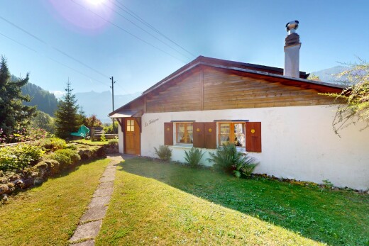 außenansicht mit rasen, schornstein, stuckverkleidung, property visible, und power lines view