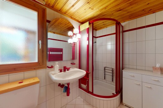 salle de bains avec mur en carrelage, tile wall, douche, salle de bain complète, et inside property