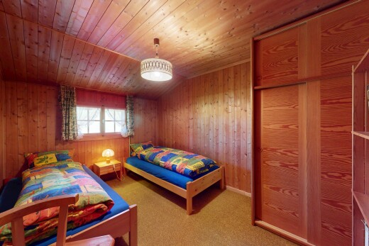 chambre avec natural light, lumière naturelle, inside property, carpet, et moquette