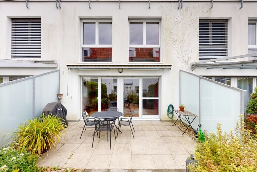 terrasse mit property visible, terrasse, zaun, und essbereich im freien