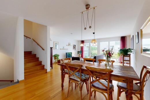 esszimmer mit wood finish floor, holzfußboden, natural light, natürliches licht, und drywall