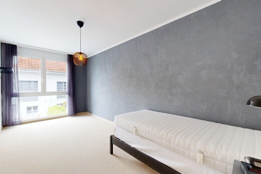 zimmer / schlafzimmer mit natural light, natürliches licht, carpet, teppich, und inside property
