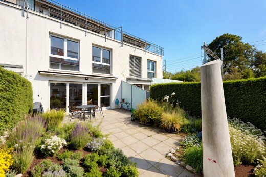 außenansicht mit property visible, stuckverkleidung, zaun, day time, und power lines view