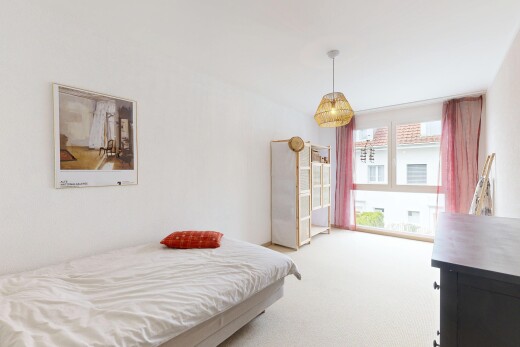 zimmer / schlafzimmer mit natural light, natürliches licht, drywall, gipskartonwand, und carpet