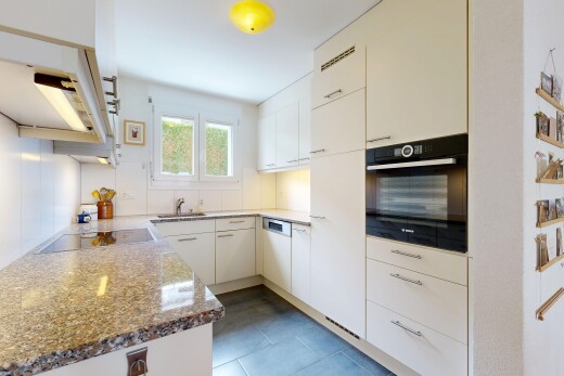 küche mit ofen, natural light, natürliches licht, dunstabzugshaube, und weiße schränke