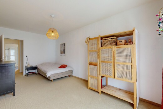 zimmer / schlafzimmer mit teppich, carpet, gipskartonwand, drywall, und inside property