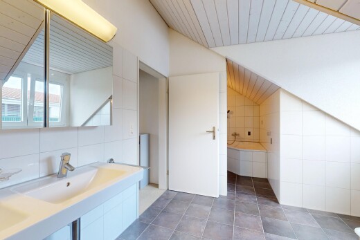 bad mit tile wall, fliesenwand, spiegel, komplettes badezimmer, und inside property