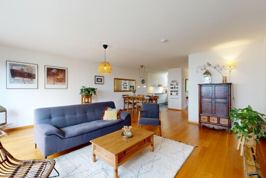 wohn- / esszimmer mit wood finish floor, holzfußboden, inside property, drywall, und gipskartonwand