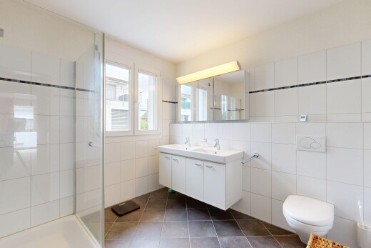 bad mit komplettes badezimmer, spiegel, dusche, fliesenboden, und tile floor