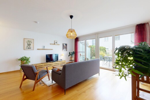 wohnzimmer mit natural light, natürliches licht, inside property, wood finish floor, und holzfußboden