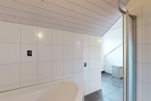 bad mit fliesenwand, tile wall, komplettes badezimmer, bad, und dachschräge