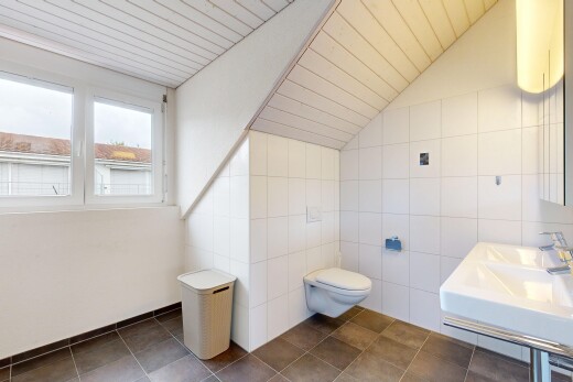 bad mit inside property, natural light, natürliches licht, tile wall, und fliesenwand