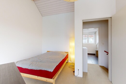 zimmer / schlafzimmer mit drywall, gipskartonwand, inside property, carpet, und teppich