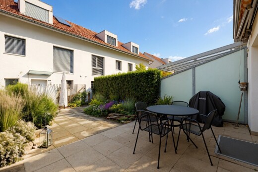 terrasse mit zaun, essbereich im freien, terrasse, day time, und grill