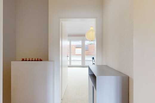 küche mit carpet, teppich, natural light, natürliches licht, und inside property